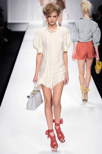 Look 13